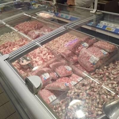 买1斤冻虾仁化出4两水,这“冰马甲”太贵重!丨新晚报记者实测哈市大型超市冰冻海鲜含水量